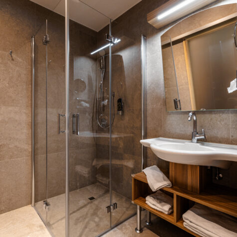 INNSB_Bathroom_accessible_3